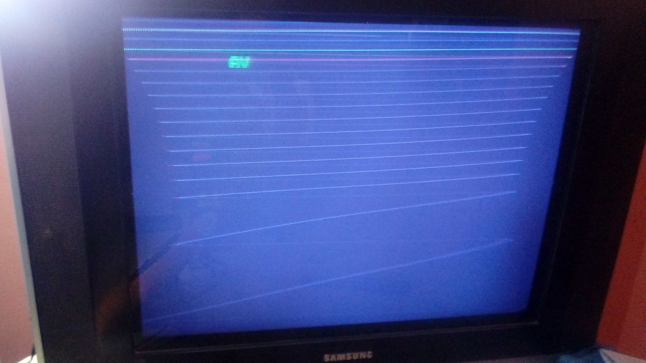 Синяя полоса на экране. ТВ Ролсен горизонтальные полосы. Телевизор самсунг 21z58. Samsung 2243nwx вертикальная полоса. Телевизор DNS 39" вертикальные полосы.
