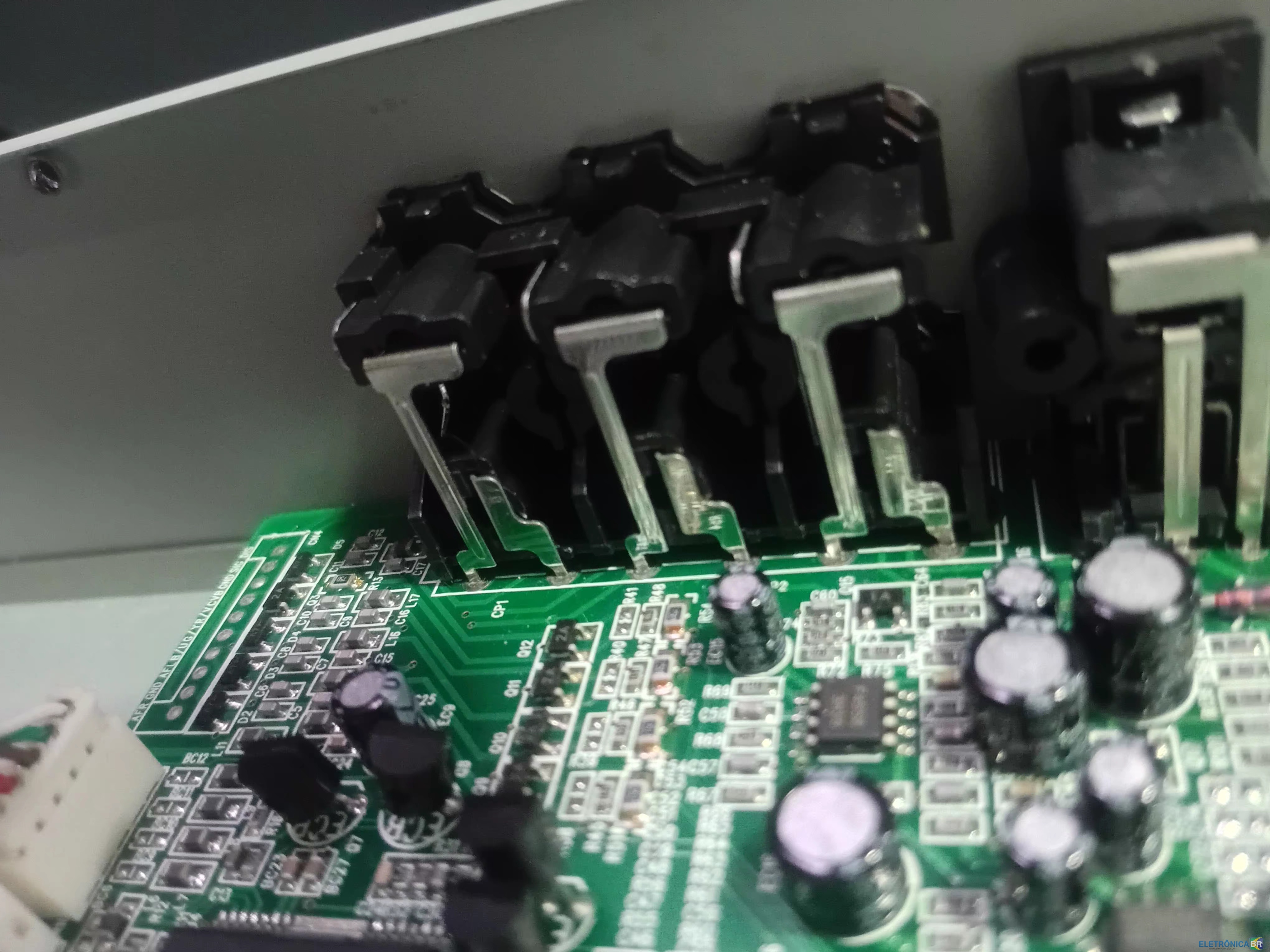 procurando a tomada traseira dupla rca de um dvd gradiente modelo D201